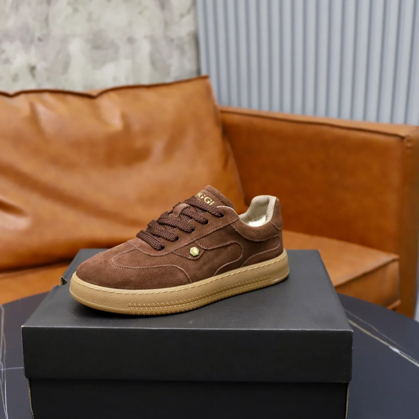 Ex-factory price: 540💰Thick wool imported from Australia Brand: UGG genuine purchase Size: 39-44 Grade: Official website 1:1 Material: First layer of genuine leather waterproof and antifreeze upper Real wool lining Original non-slip soft wear-resistant outsole Style category: Men's casual shoes Trendy style Comfortable on the feet Color: Official website color synchronization